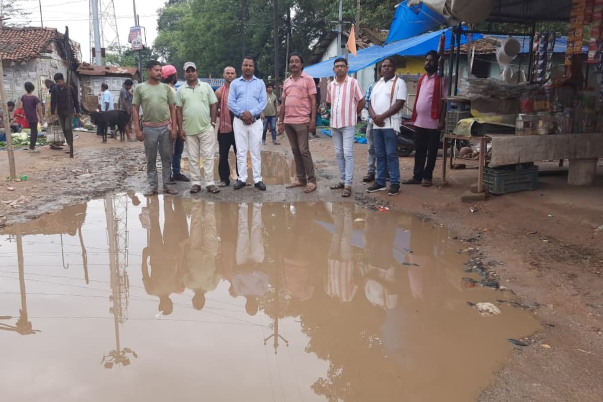 झारखंड: जर्जर सड़क नहीं बनी, तो करेंगे लोकसभा चुनाव का बहिष्कार, ग्रामीणों में आक्रोश