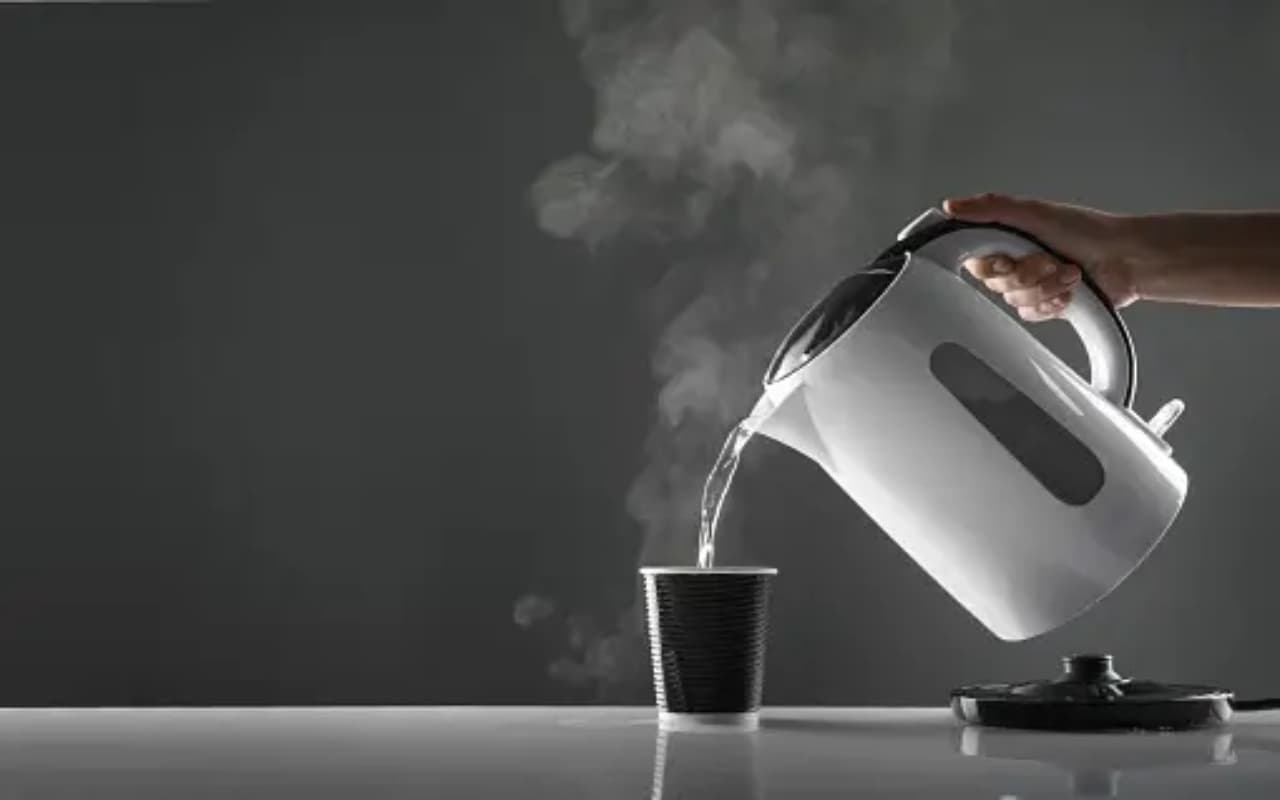 Kitchen Tips : इलेक्ट्रिक केतली को भी है केयर की जरूरत, संभाल कर रखने के फोलो करें ये टिप्स