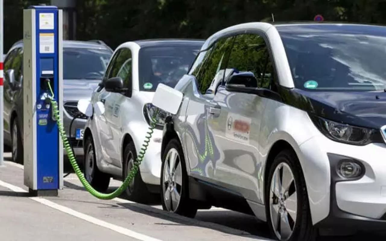 EV In India: इलेक्ट्रिक व्हीकल के मामले में दिल्ली आगे, अगले साल तक कुल गाड़ियों में 25% होंगी ईवी