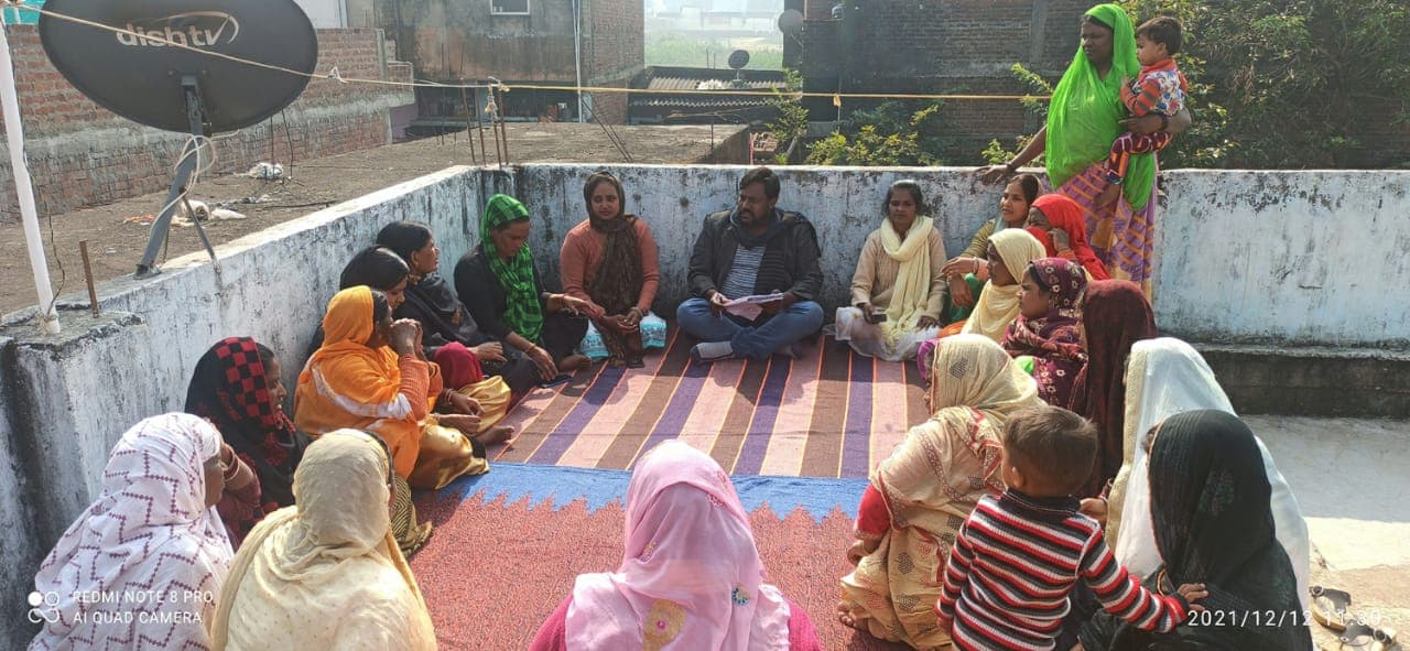 घर की छतों से गुजर रहा 11 हजार वोल्ट का बिजली तार, 400 लोगों की जान को है खतरा, बिजली विभाग के खिलाफ आक्रोश