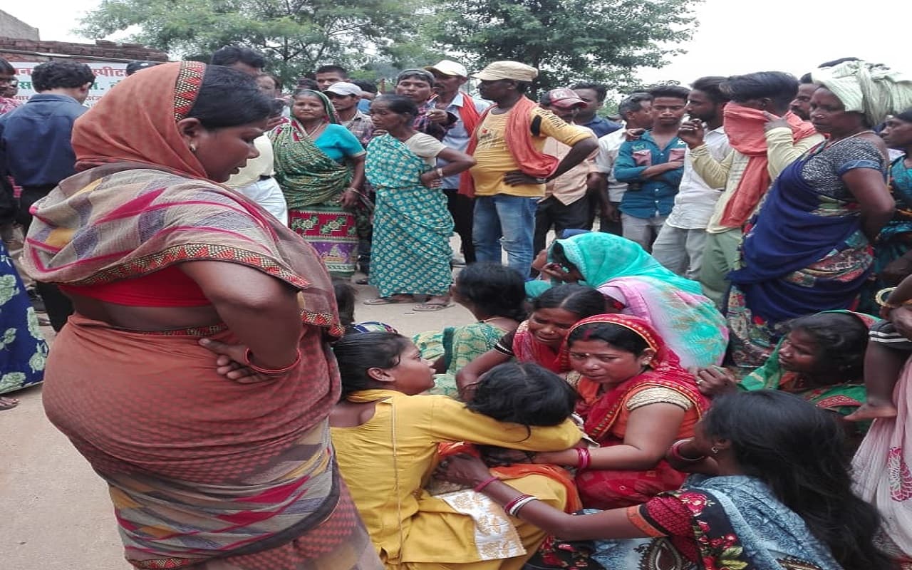 Jharkhand News : 11 हजार वोल्ट के बिजली तार की चपेट में आने से सफाईकर्मी की मौत, 20 लाख मुआवजे की मांग