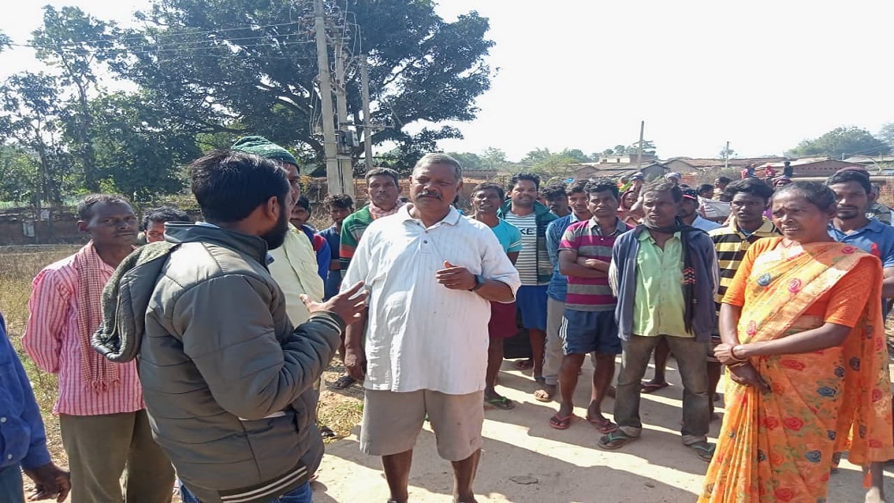 Jharkhand News: बिजली को लेकर ग्रामीणों का हंगामा, जेई ने दिया ये आश्वासन, असनारी गांव कब होगा बिजली से रोशन
