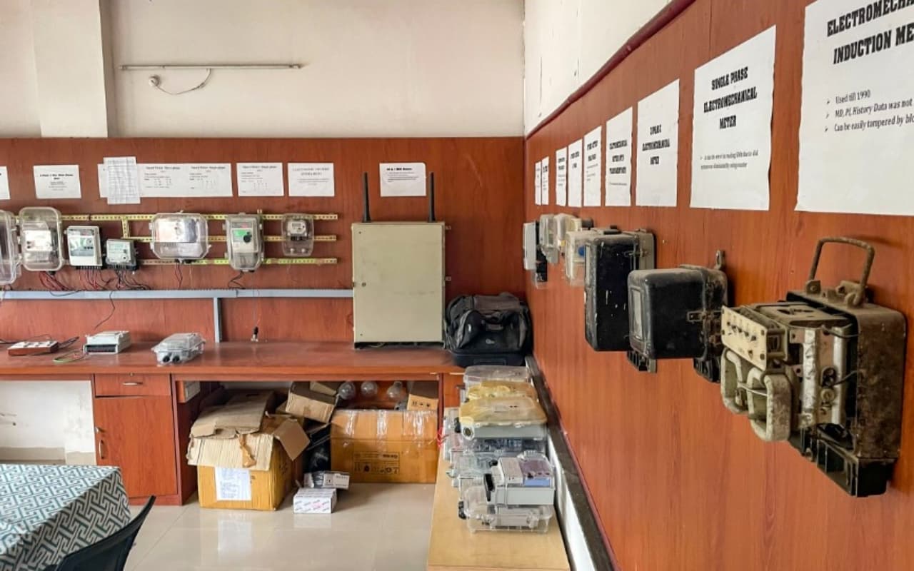 बिजली खपत मापने की साल-दर-साल बदलती तकनीक दिखा रहा बिजली मीटरों का अनोखा संग्रह