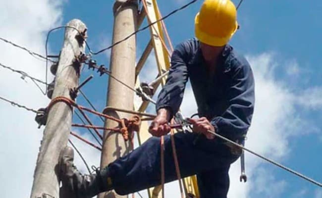 लॉकडाउन के तीसरे चरण मे बिजली कारीगरों, प्लम्बरों ने काम पर लौटने की तैयारी की