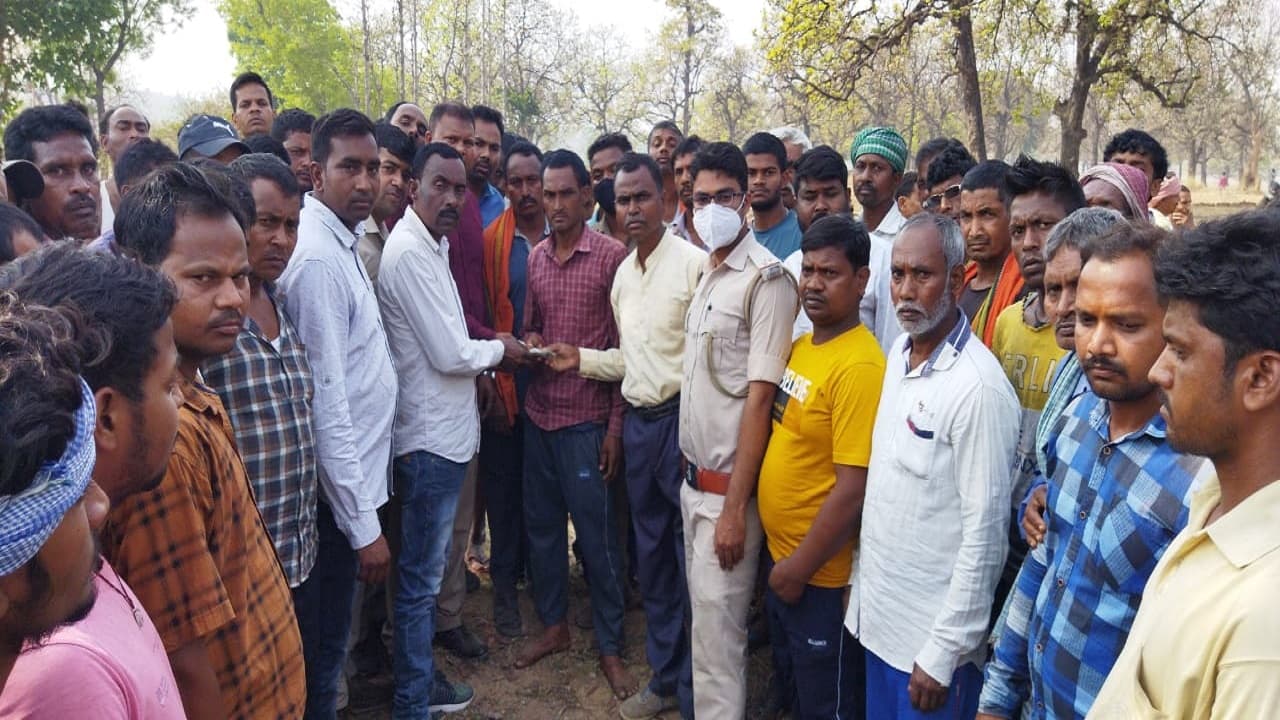 Jharkhand News: झारखंड में महुआ चुनने गयी महिला को हाथी ने पटककर मार डाला, कई महिलाओं ने ऐसे बचायी जान