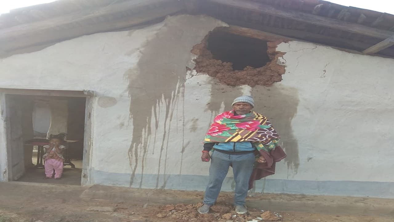 Jharkhand News: थम नहीं रहा हाथियों का उत्पात, 5 घरों को किया क्षतिग्रस्त, चट कर गये अनाज, दहशत में ग्रामीण