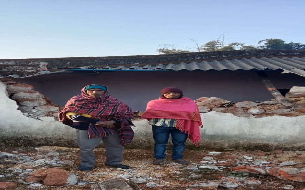 झारखंड के लातेहार में गुस्से में गजराज, कई घरों को किया क्षतिग्रस्त, दहशत में 20 गांवों के करीब 15 हजार लोग