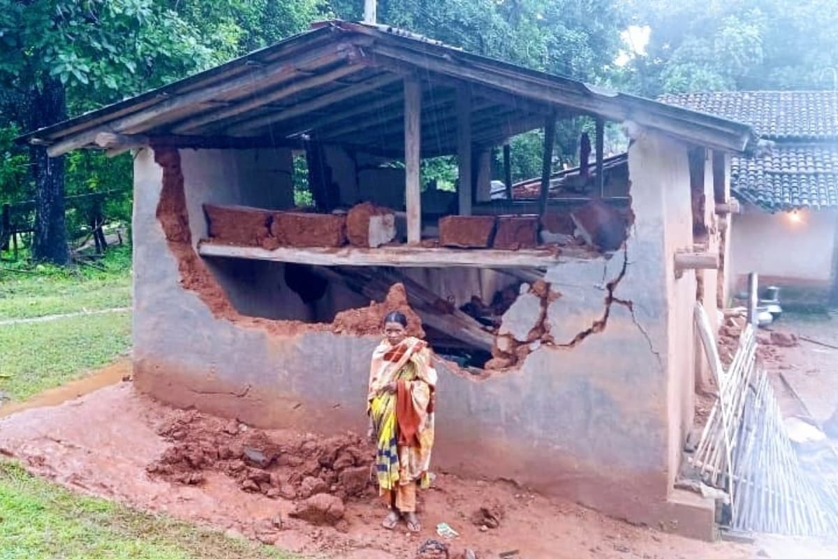 झारखंड: गुस्से में गजराज, जमकर मचाया उत्पात, दो मवेशियों को मार डाला, कई घर क्षतिग्रस्त, खा गए कई क्विंटल अनाज