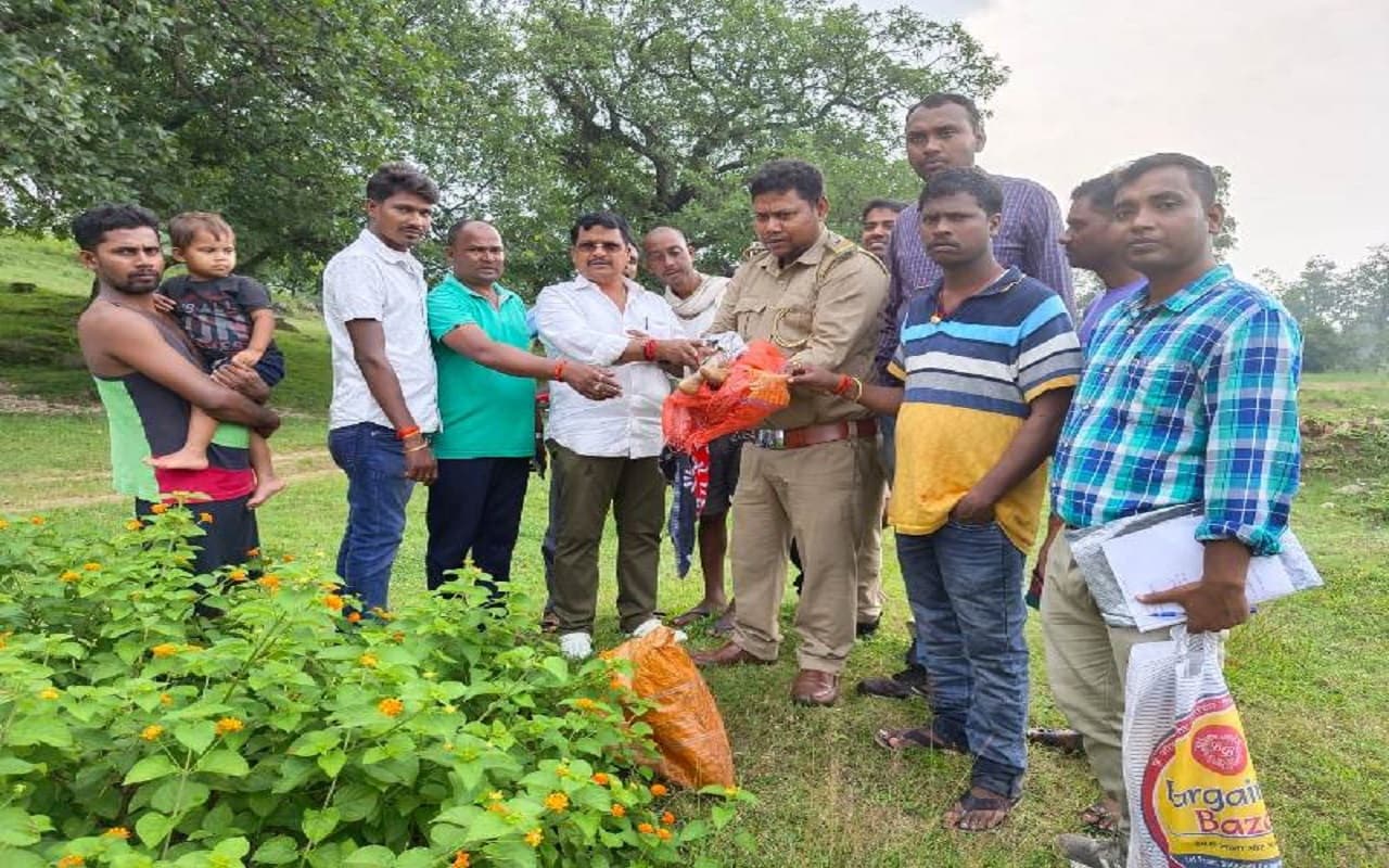 Jharkhand News : झारखंड के रामगढ़ में डूमरडीह जंगल से मृत हाथी के दोनों दांत बरामद