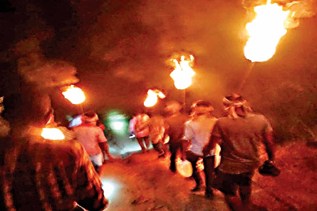 बांकुड़ा से आयी रेस्क्यू टीम ने हाथियों को जंगल की ओर खदेड़ा, बीते एक सप्ताह से मचा रखा है आतंक