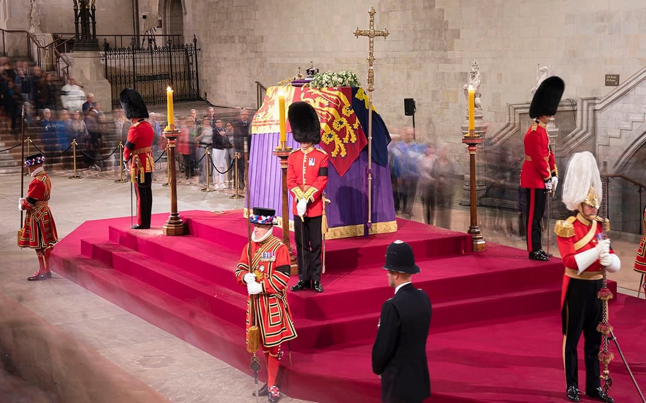 Queen Elizabeth II Funeral: नम आंखों से दी जा रही है विदाई, उमड़ा लोगों का हुजूम, देखें तस्वीर