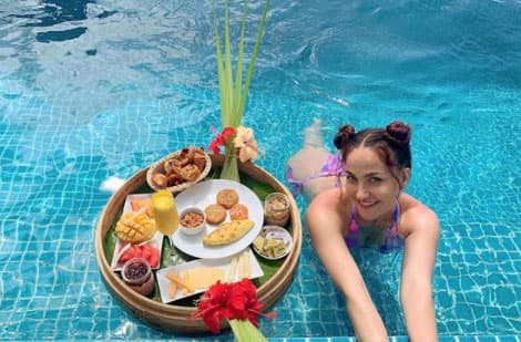 Bigg Boss की एक्स कॉन्टेस्ट एली अब्राहम ने समंदर किनारे कि ऐसी मस्ती, Viral हो रही है तस्वीरें