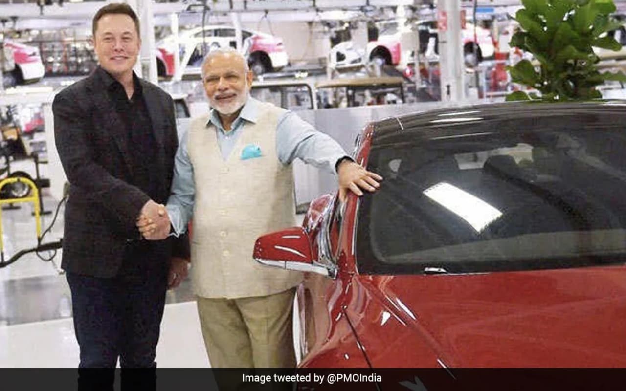 Elon Musk ट्विटर पर करने लगे PM Modi को फॉलो, क्या Tesla भारत आ रही है?