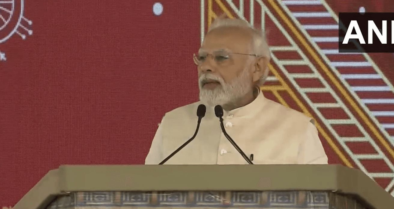 मध्य प्रदेश को पीएम मोदी की बड़ी सौगात, गरीबों को पक्के मकान का वादा, कहा- डबल इंजन ने दिया डबल विकास मध्य प्रदेश को पीएम मोदी की बड़ी सौगात, गरीबों को पक्के मकान का वादा, कहा- डबल इंजन ने दिया डबल विकास