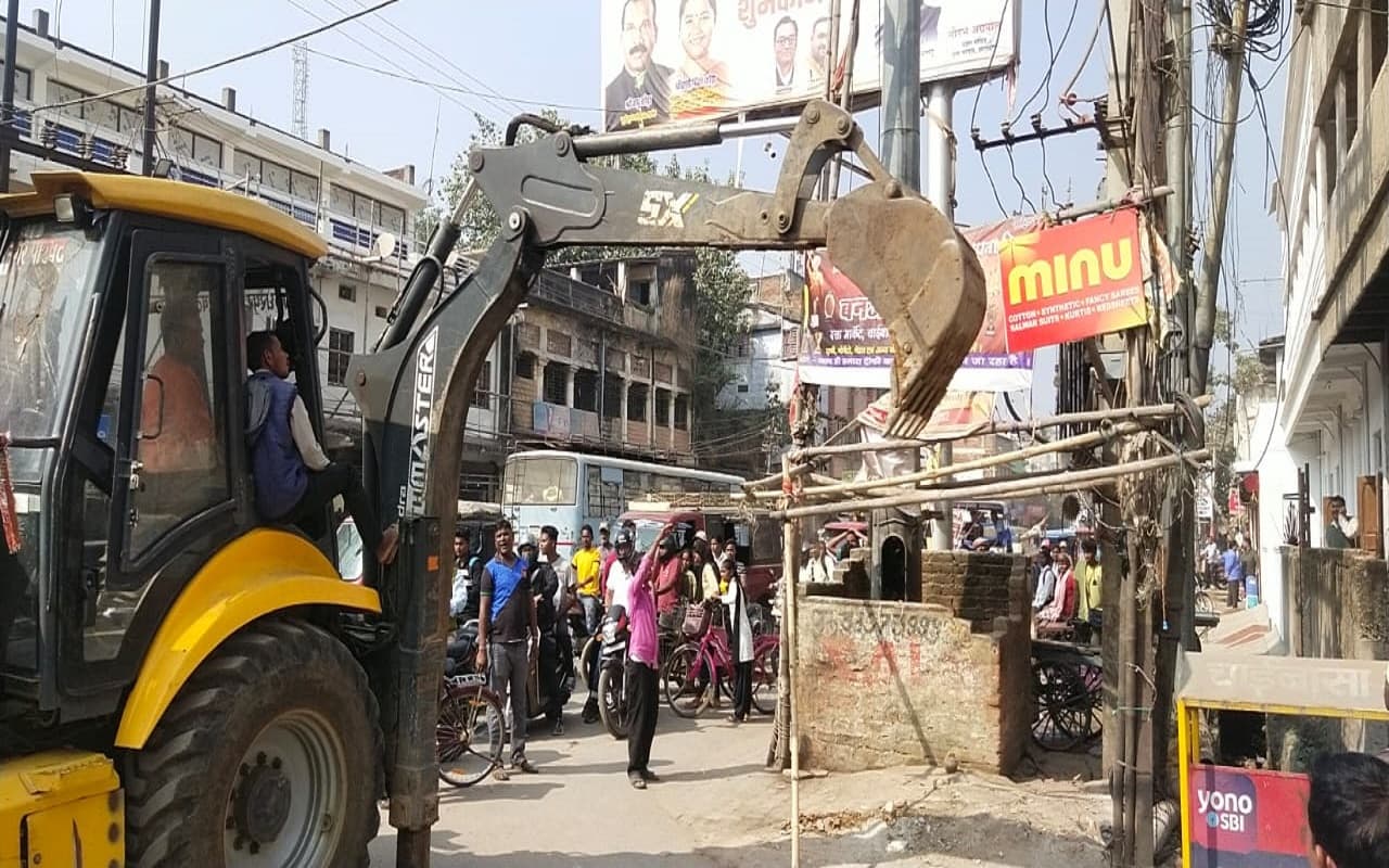 Madhubani News : रेलवे की अतिक्रमित जमीन पर रेल प्रशासन का चला बुलडोजर