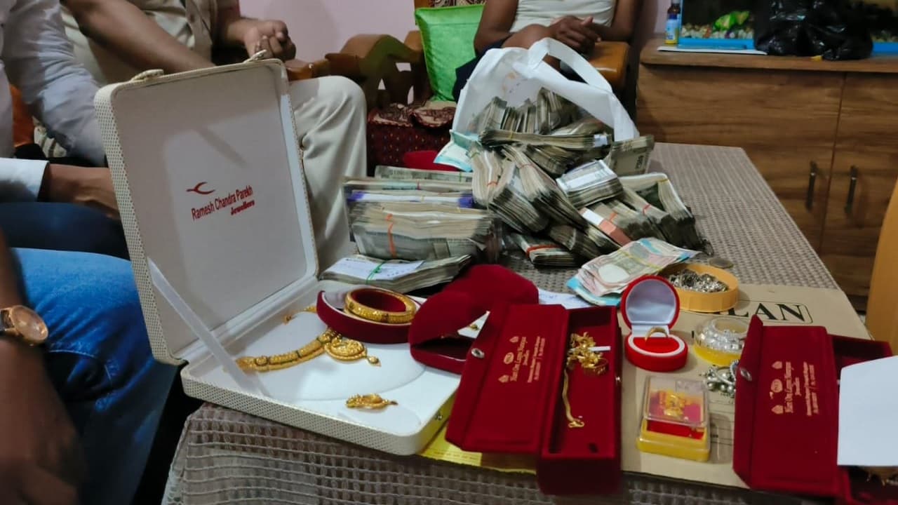 बिहार: बांका का एक्जीक्यूटिव इंजीनियर 8 साल में बना करोड़पति, छापा पड़ा तो काली कमाई का सच ऐसे आया सामने..