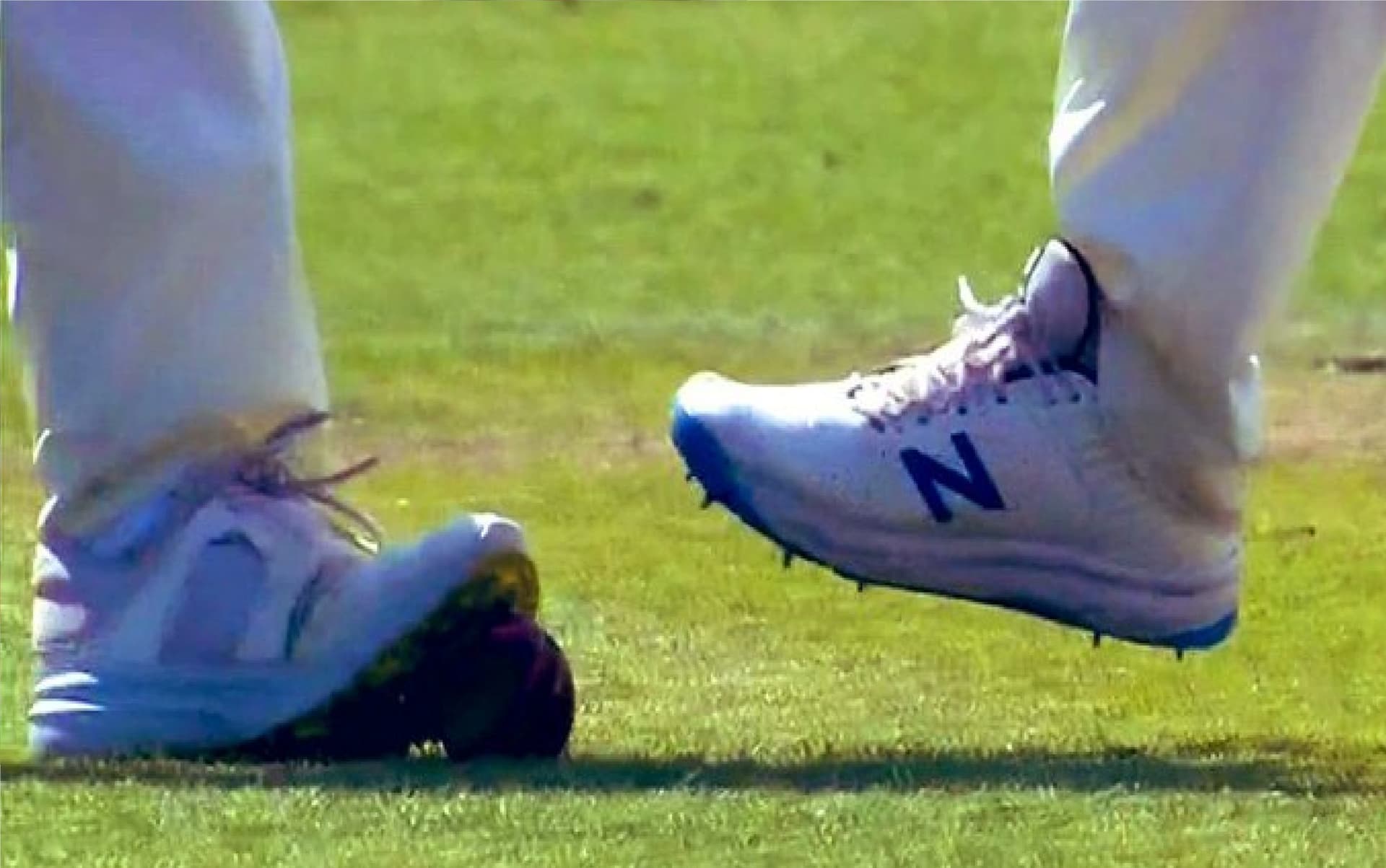 INDvsENG: लॉर्ड‍्स टेस्ट में इंग्लैंड के खिलाड़ियों ने की Ball Tampering? सहवाग ने पूछा – ये क्या हो रहा है?