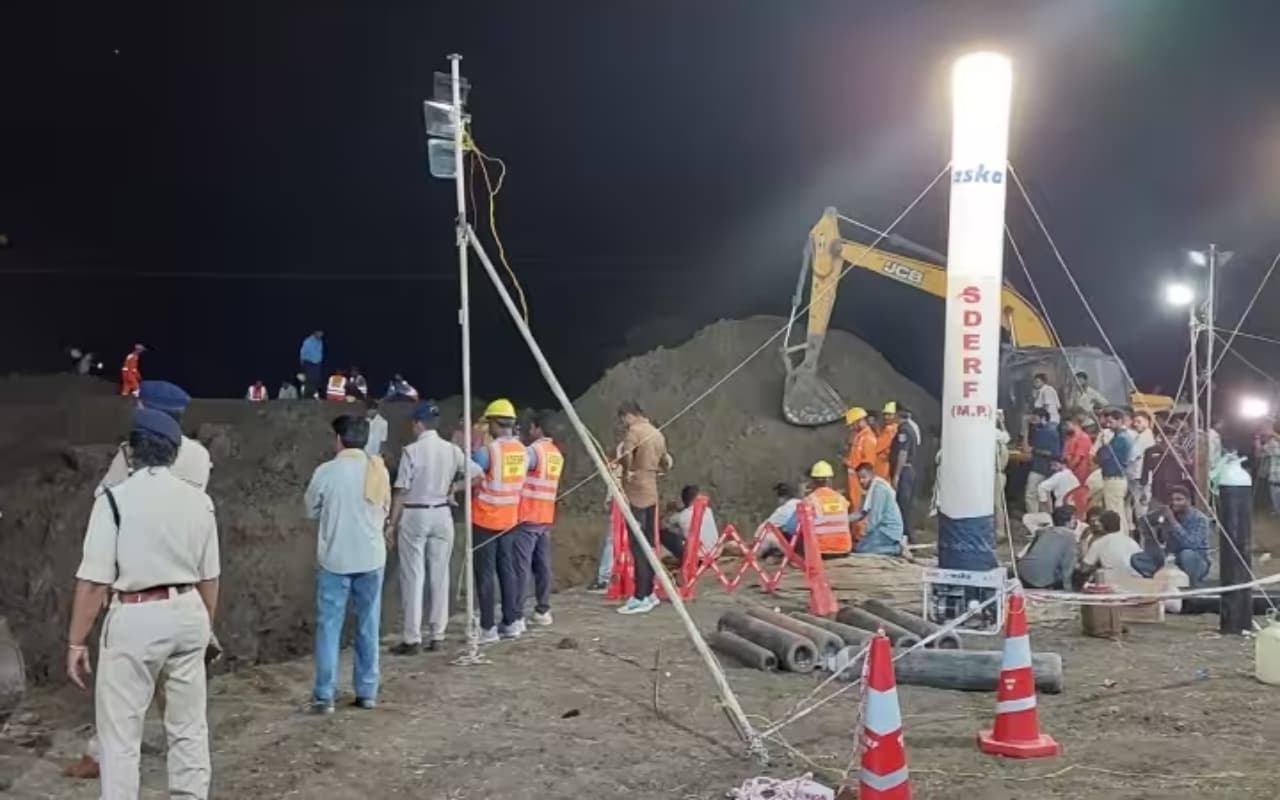 मध्य प्रदेश: 300 फीट गहरे बोरवेल में गिरी ढाई साल की बच्ची, 20 घंटे से 'सृष्टि' को बचाने की कोशिश जारी