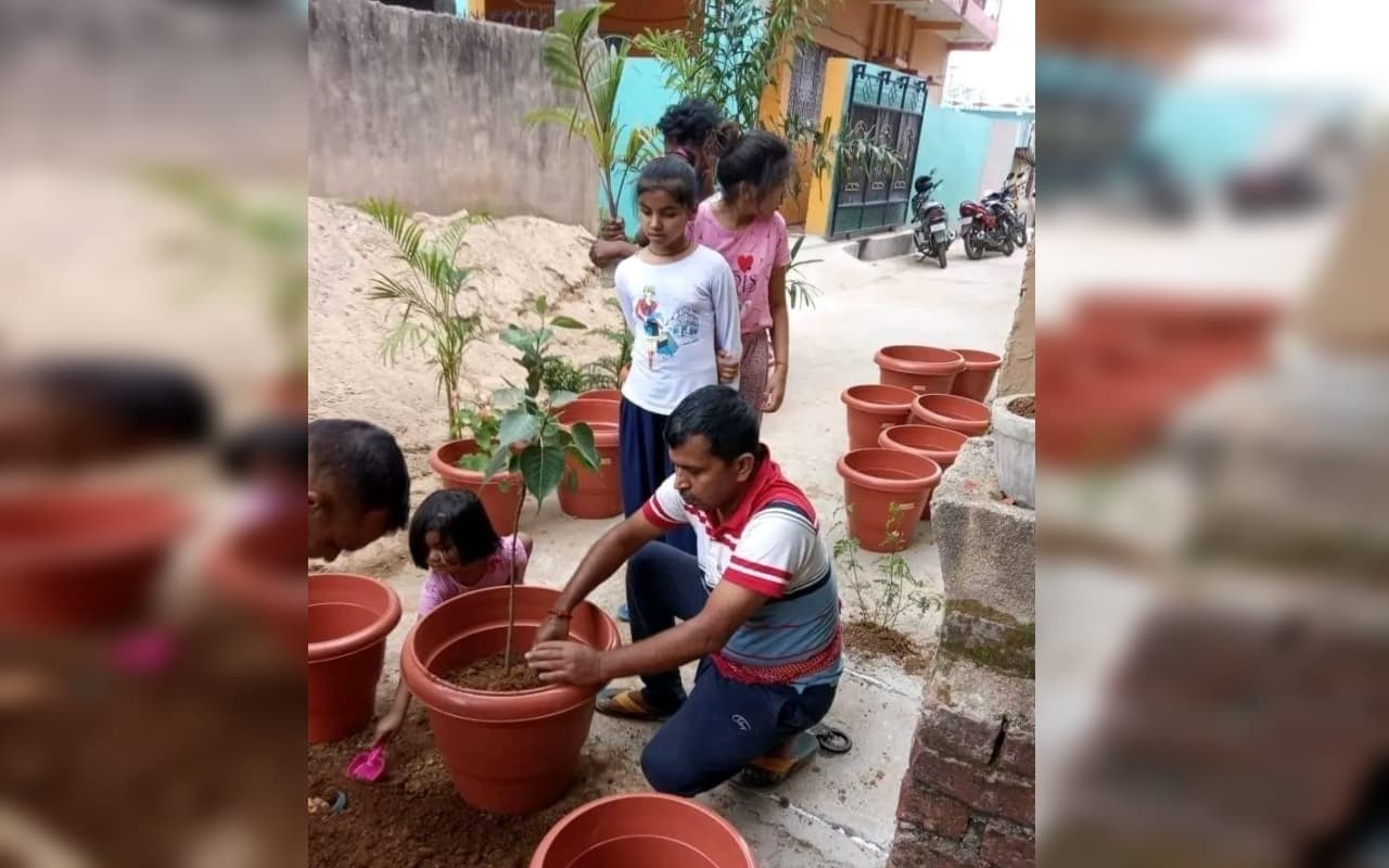PHOTOS: 'घर में AC नहीं पेड़ लगाएं', यहां बच्चे-बूढ़े सभी मिलकर हर साल लगाते है पौधे