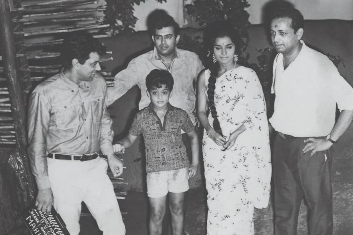 धर्मेंद्र और संजीव कुमार के साथ नजर आ रहा ये क्यूट बच्चा आज है मशहूर स्टार, क्या आपने पहचाना?