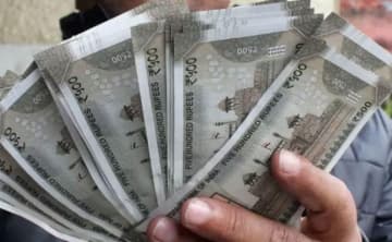 सरकारी कर्मचारियों को दोहरा झटका, DA के बाद अब PF पर सरकार ने चलाई कैंची