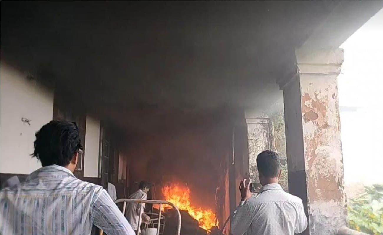 दरभंगा मेडिकल कॉलेज अस्पताल में लगी आग, मची अफरातफरी, जान बचाकर भागे मरीज व परिजन