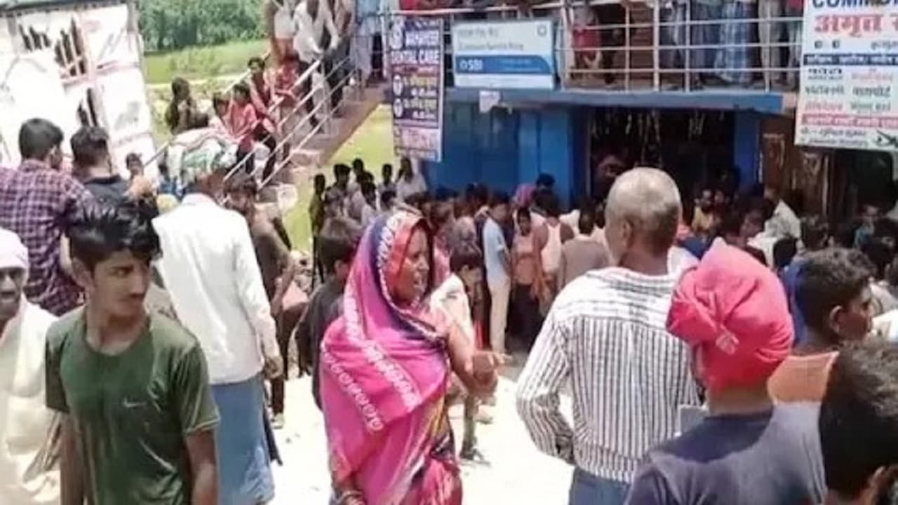 एसबीआइ सीएसपी से गोपालगंज में अपराधियों ने गोली बरसाते हुए लूटे 5.50 लाख, ग्रामीणों ने पुलिस को ही पीटा