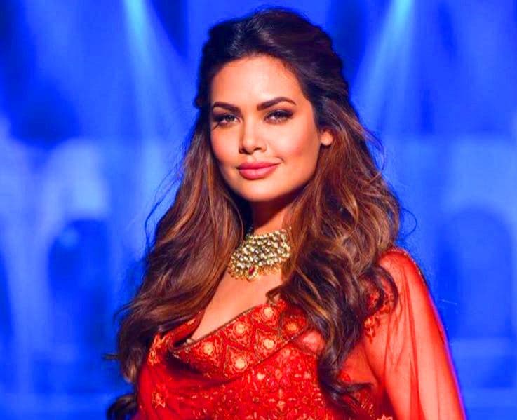 Esha Gupta ने किया रिलेशनशिप का खुलासा, जानिए कौन है एक्ट्रेस का बॉयफ्रेंड