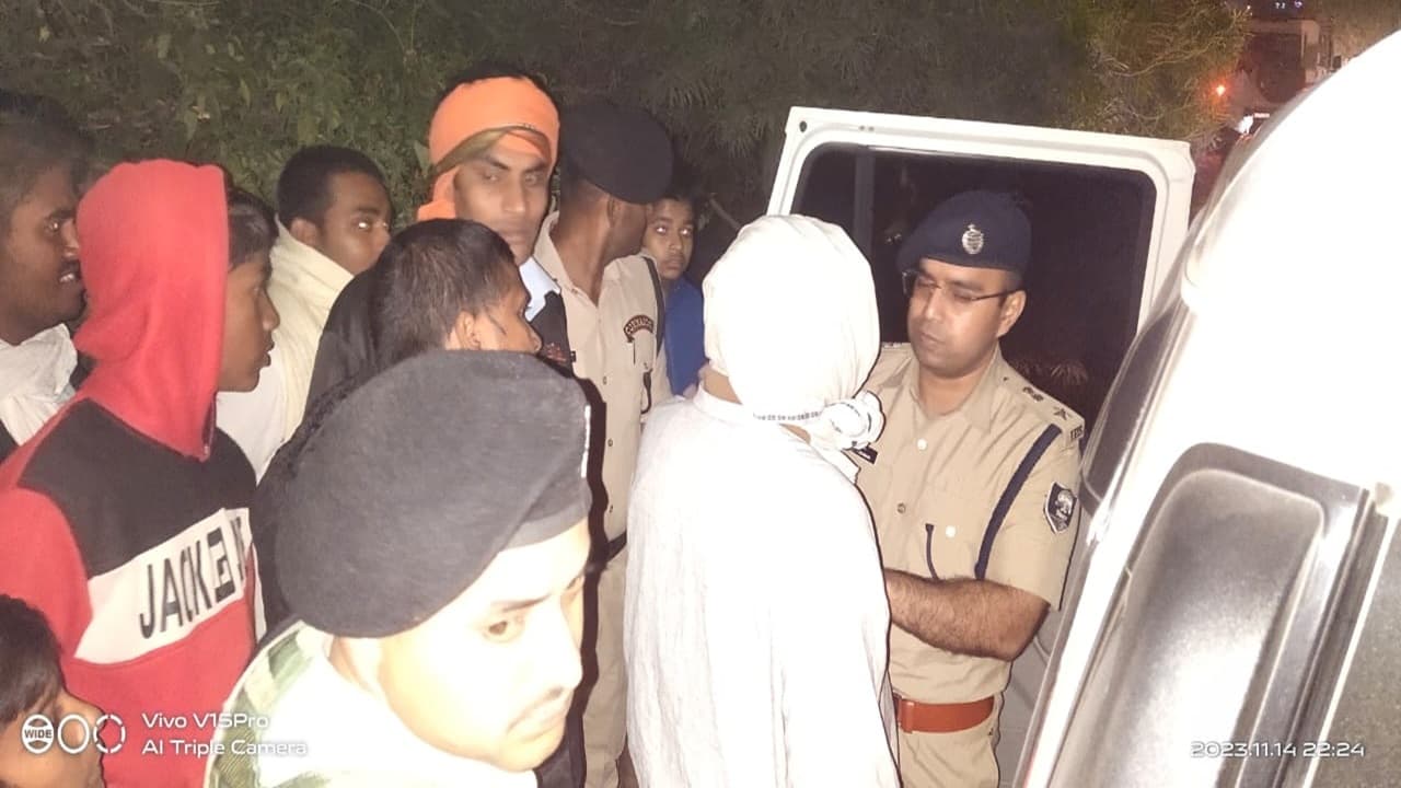 बिहार: दारोगा हत्याकांड का मुख्य आरोपी कृष्णा रविदास अभी भी फरार, SP ने शहीद के परिजनों से की मुलाकात बिहार: दारोगा हत्याकांड का मुख्य आरोपी कृष्णा रविदास अभी भी फरार, SP ने शहीद के परिजनों से की मुलाकात