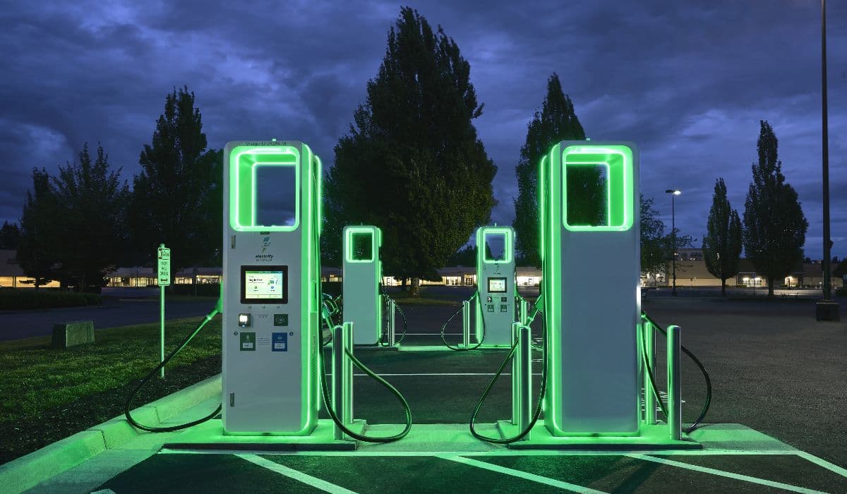 EV Charging: आपकी इलेक्ट्रिक कार होगी तेजी से चार्ज, पेट्रोल पंप पर फास्ट चार्जर लगाएंगे MG Motor और HPCL