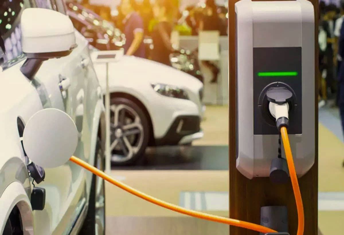 Electric Vehicles को बढ़ावा देने के लिए सरकार का मास्टर प्लान, जल्द रेलवे स्टेशनों पर भी मिलेगी यह सुविधा