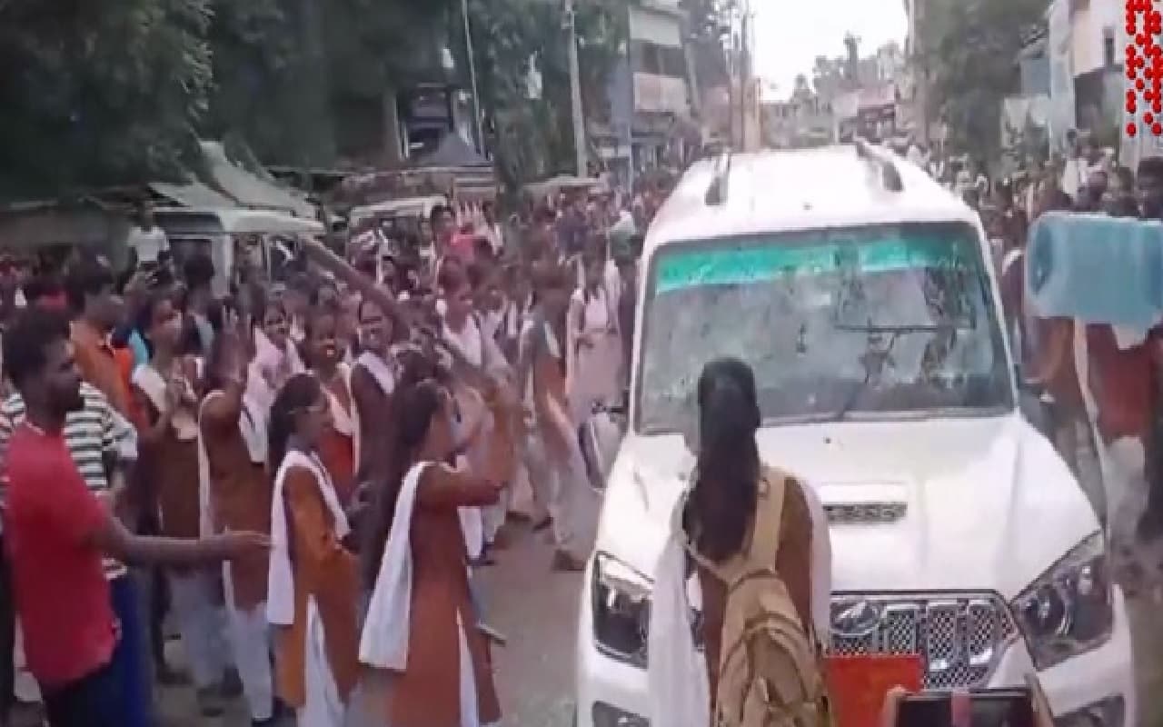 Video: वैशाली में स्कूली छात्राओं ने जमकर काटा बवाल, शिक्षा विभाग के अधिकारी की गाड़ी में की तोड़फोड़