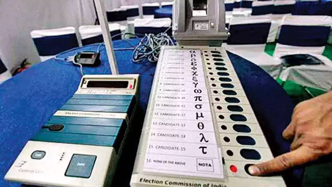 सरकारी अधिकारी पर EVM स्ट्रांग रूम में घुसने के प्रयास का आरोप, अखिलेश यादव ने प्रत्याशियों को किया अलर्ट