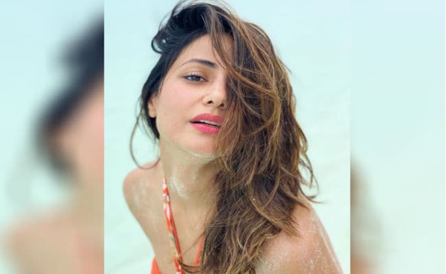 हिना खान ने ऑरेंज बिकिनी पहन लगाई आग, सोशल मीडिया पर 'तूफानी सीनियर' का हॉट अवतार वायरल