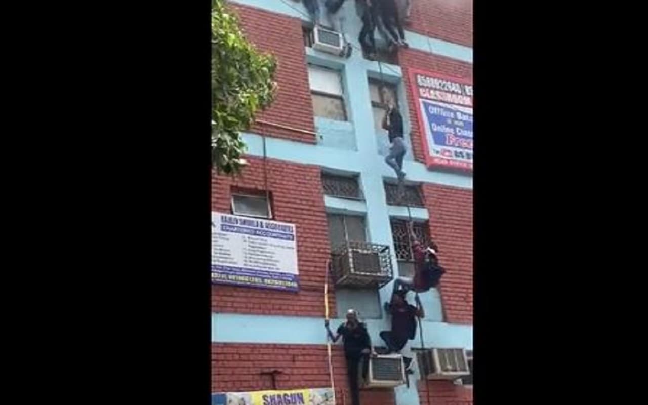 Video: मुखर्जी नगर के कोचिंग सेंटर में लगी आग, रस्सियों के सहारे बाहर निकले छात्र