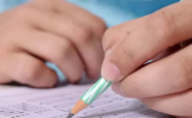 प्रवासी बिहारी मजदूर की बिटिया बनी केरल के विश्वविद्यालय की टॉपर प्रवासी बिहारी मजदूर की बिटिया बनी केरल के विश्वविद्यालय की टॉपर