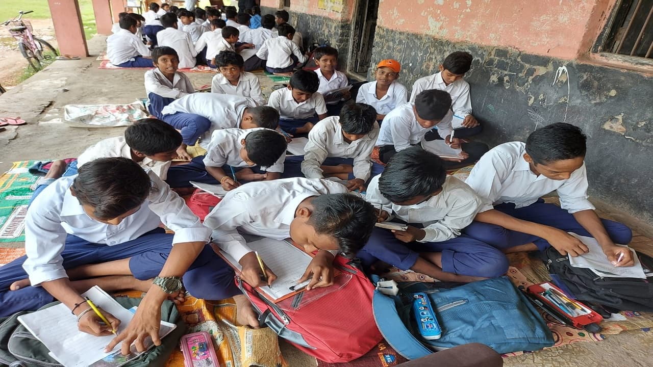 Bihar School: कोरोना काल के बाद पहली बार हो रही थी पहली से आठवीं की परीक्षा में प्रश्न पत्र कम पड़े