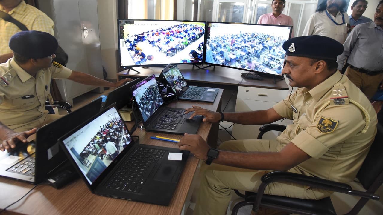 PHOTOS: बिहार में परीक्षा की कैमरे से निगरानी ऐसे करती है पुलिस, देखिए मॉनिटरिंग की खास तस्वीरें...