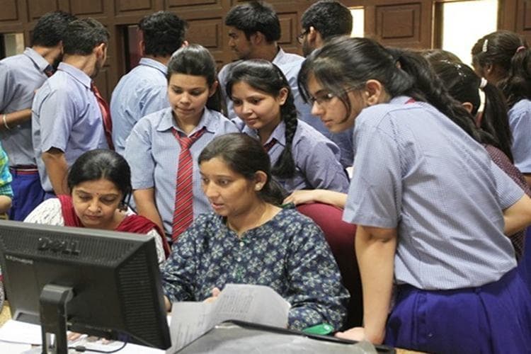 CBSE Board Exams 2024: सीबीएसई ने बदला परीक्षा पैटर्न, मार्क्स में भी हुए बड़े बदलाव, जानें क्या है अपडेट