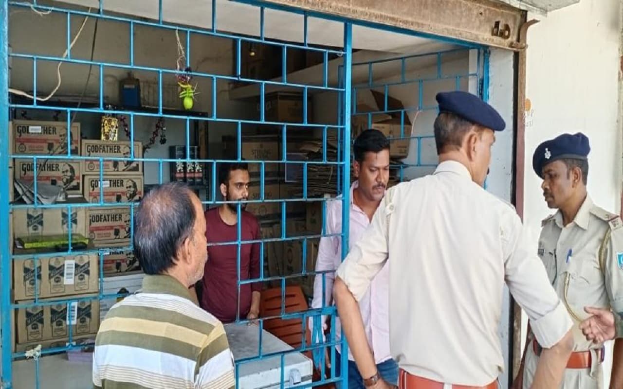 झारखंड: उत्पाद विभाग की कार्रवाई, एमआरपी से अधिक में बिक्री व मिलावट की आशंका, चक्रधरपुर थाने में केस दर्ज