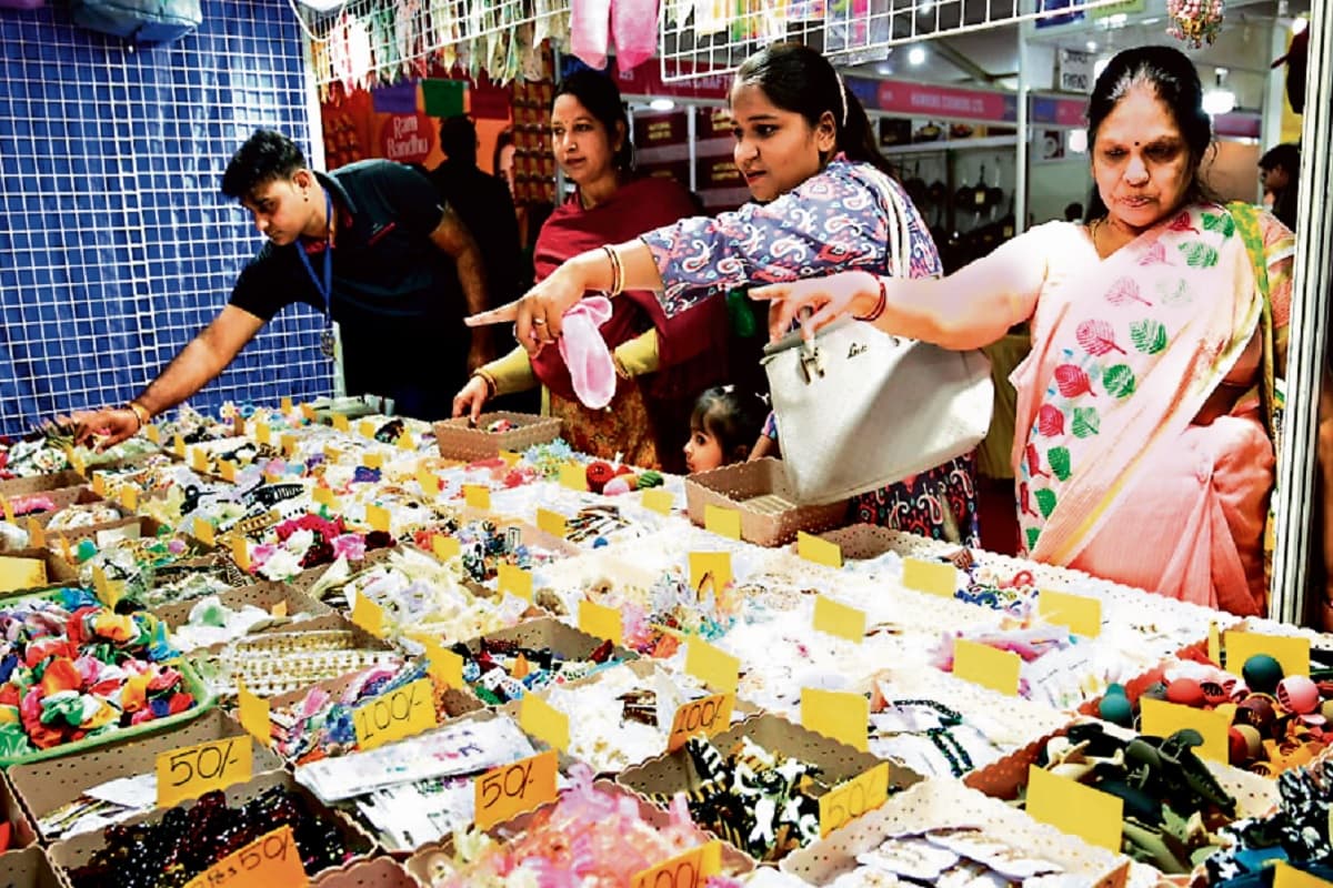 एक्सपो उत्सव में लुभा रहे हैं अलीगढ़ के शंख व चंडीगढ़ से आये बॉलीवुड सूट्स, जानें कब तक कर सकेंगे खरीदारी