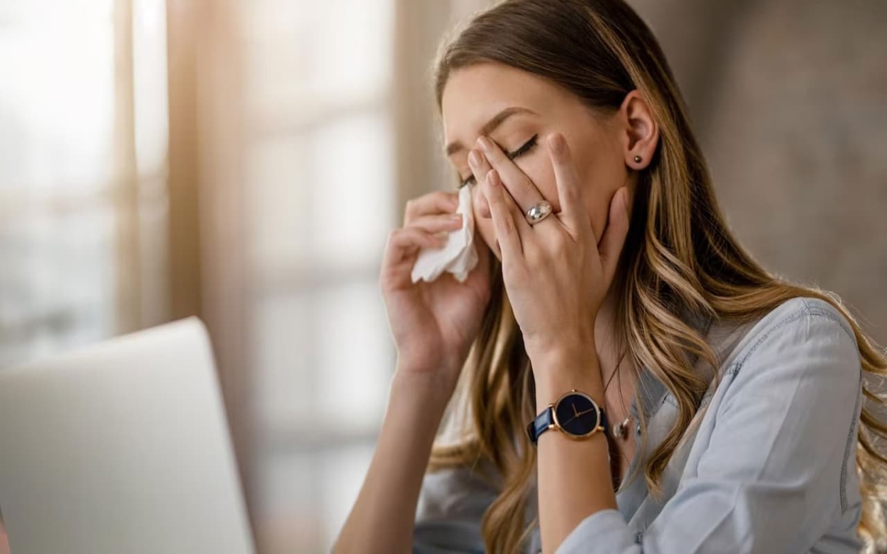 बारिश शुरू होते ही बढ़ने लगा Eye Flu का खतरा, जानें इससे बचने के उपाय