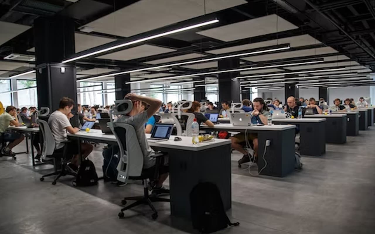 मंदी और छंटनी के बीच कैसे बचाएं अपनी नौकरी, याद रखें जरूरी बातें