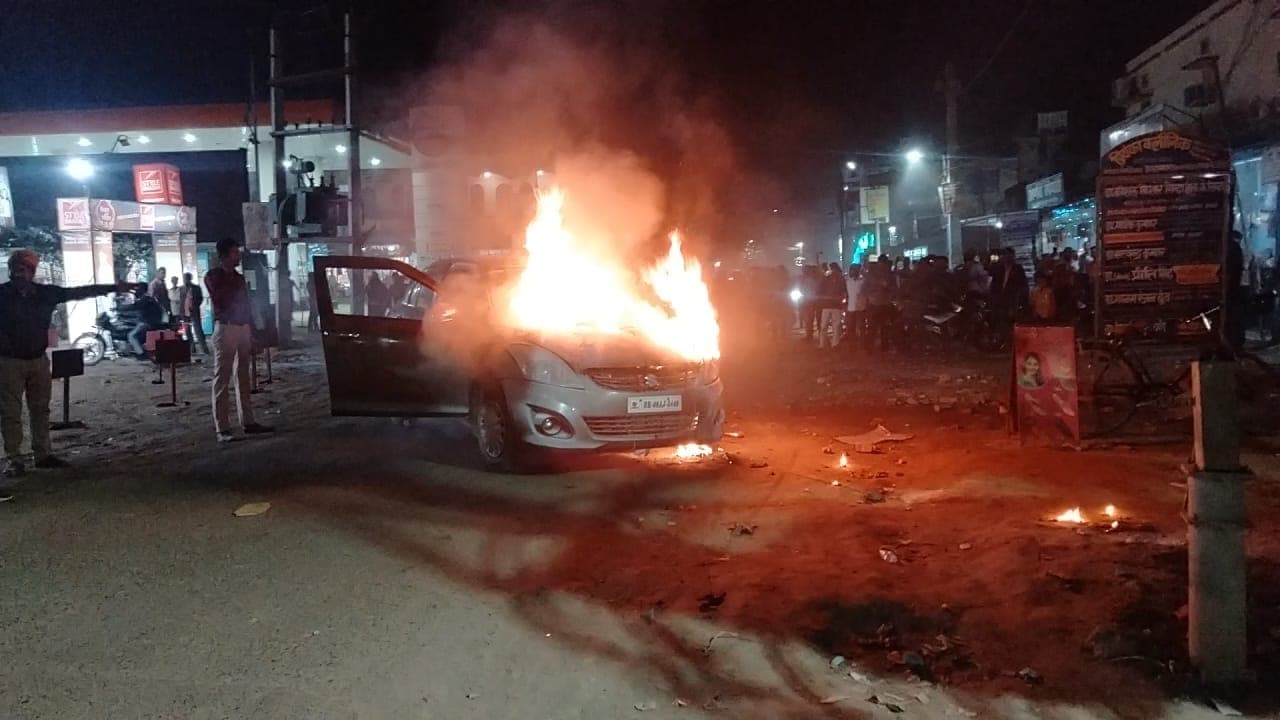 मोतिहारी के चकिया में पंप पर खड़ी कार में अचानक लगी आग, दो बच्चे थे कार में बंद, ऐसे बची जान