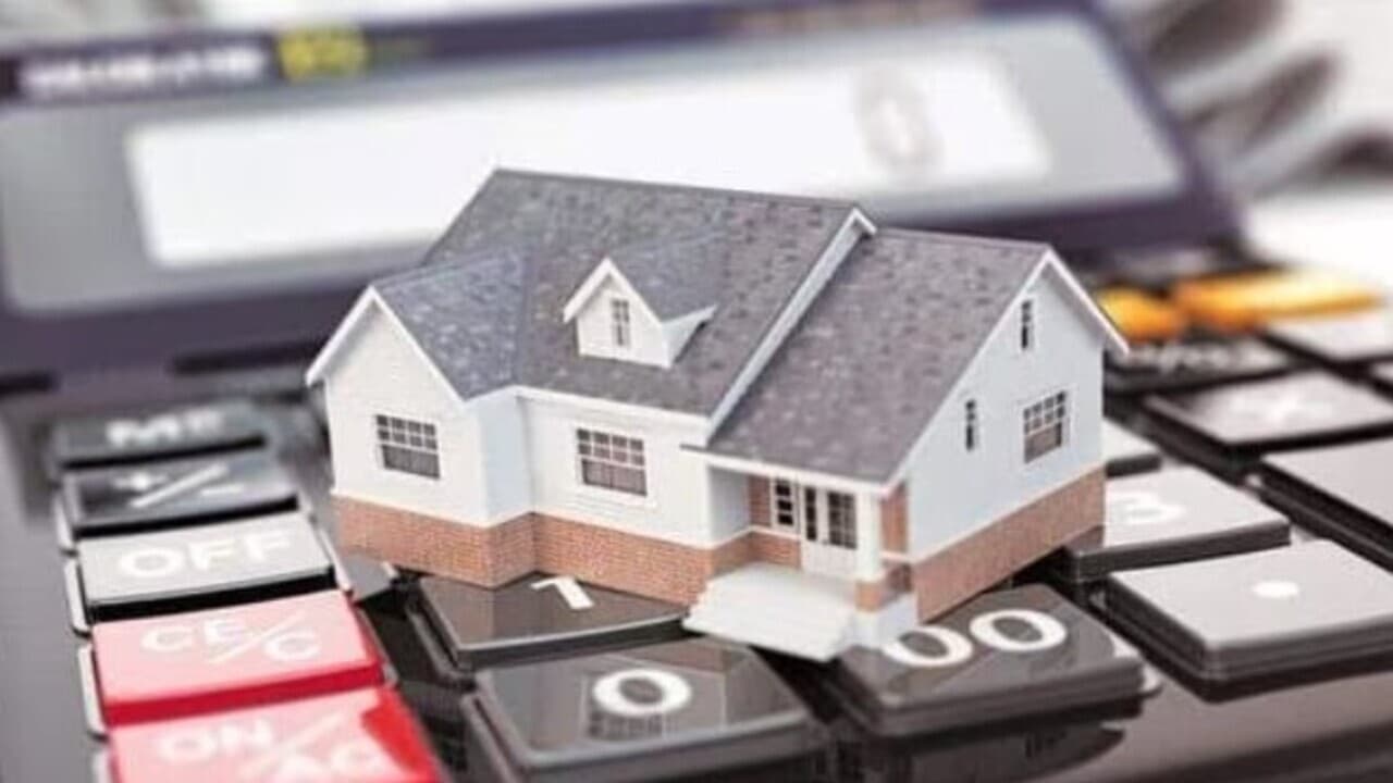 Real Estate: महंगे लोन-प्रोपर्टी की बढ़ती कीमत से अपना घर बना सपना, 50 लाख रुपये तक के घरों की बिक्री 16% घटी