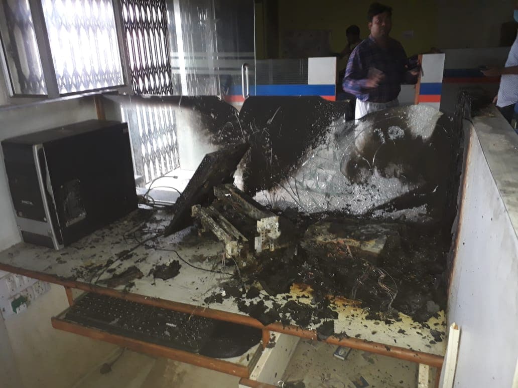लोहरदगा के बैंक ऑफ इंडिया भंडरा शाखा में लगी आग, कई उपकरण जलकर राख