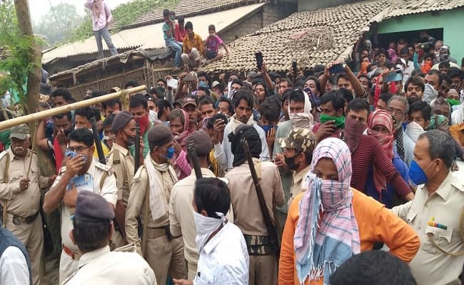 BREAKING: बिहार में बंद घर के अंदर फंदे पर लटके मिले एक ही परिवार के पांच लोगों के शव, मामले की जांच में जुटी पुलिस