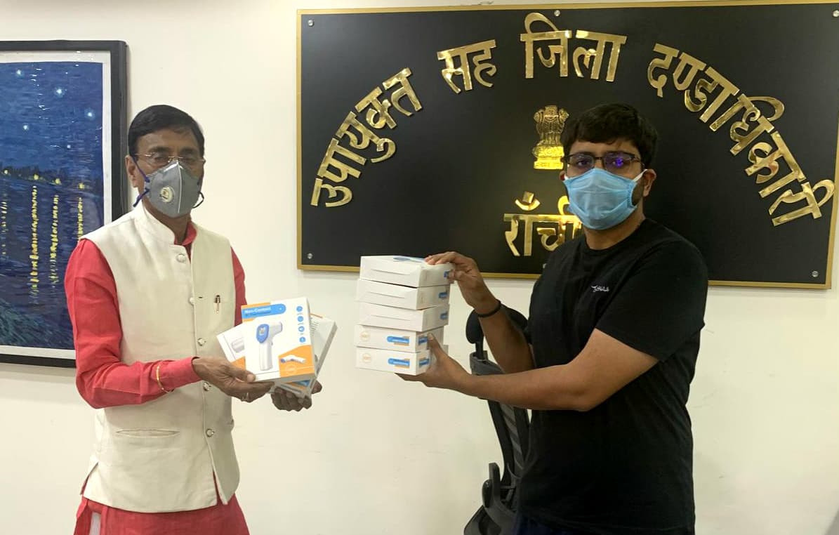 रांची के सांसद संजय सेठ ने जिला प्रशासन को सौंपे 10 थर्मल स्कैनर