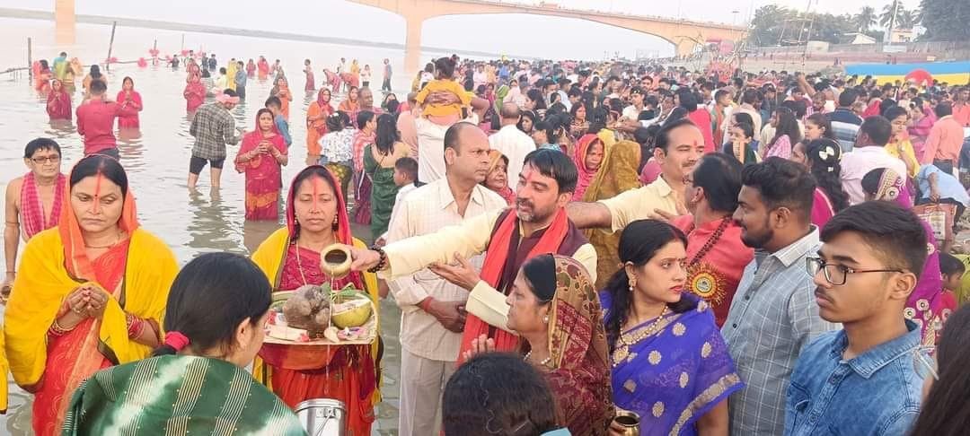 Chhath Puja 2023: अस्ताचलगामी भगवान सूर्य को दिया गया अर्घ्य, देखें कैसा है घर से घाट तक का नजारा