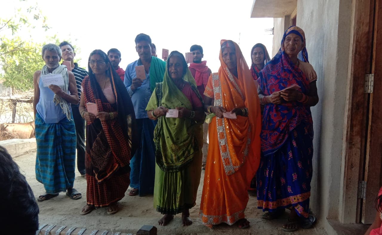 Lockdown 3.0: पलामू में 163 लाभुकों का राशन डकार गया डीलर, कार्रवाई की मांग